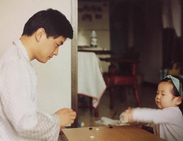 8. Babam kız kardeşime GO oyununu öğretirken, 1992: