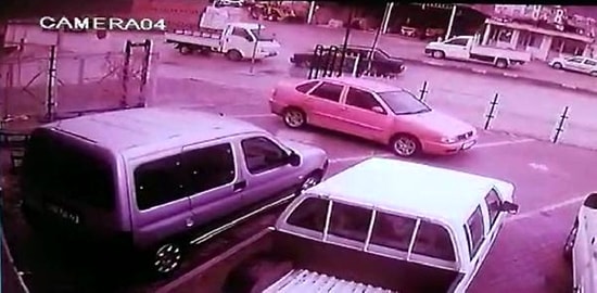 'Seni Sevmiyorum' Diyen Sevgilisine Kızan Kadın, Direksiyonu Ters Şeride Kırdı!