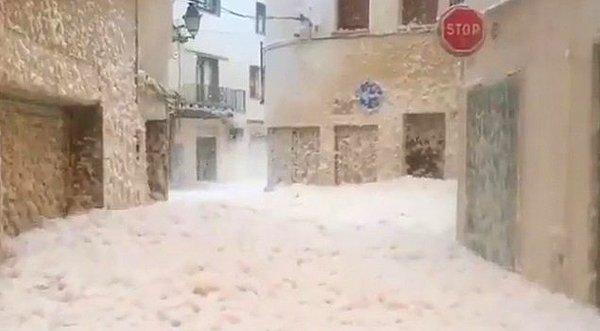 6. İspanya'da bir kıyı kasabasını köpük bastı. İspanya'da fırtına nedeniyle ortaya çıkan deniz köpüğü dalgaları Katalonya bölgesindeki Tossa de Mar kasabasına ulaştı. Kıyı kasabasının sokakları sular altında kaldı.