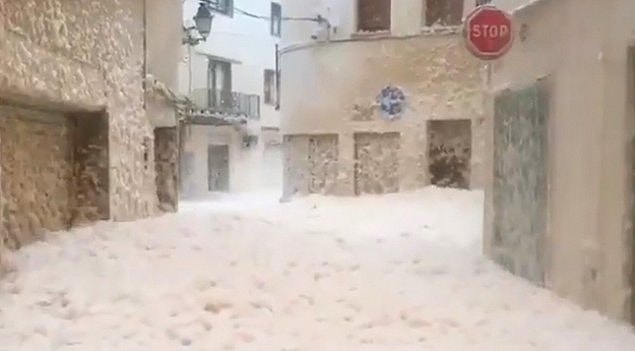 6. İspanya'da bir kıyı kasabasını köpük bastı. İspanya'da fırtına nedeniyle ortaya çıkan deniz köpüğü dalgaları Katalonya bölgesindeki Tossa de Mar kasabasına ulaştı. Kıyı kasabasının sokakları sular altında kaldı.