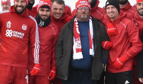 'Sabaha Kadar Burdayım' Diyerek Fenomen Olan Ahmet Abi, Sivasspor Antrenmanına Katıldı!