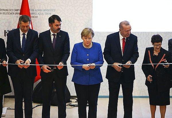 1. Cumhurbaşkanı Erdoğan ve Almanya Başbakanı Angela Merkel, Türk-Alman Üniversitesi'nin kampüs açılış töreninde bir araya geldi. Erdoğan'ın sırçalı saray aynası ve miğfer hediye ettiği Merkel'in mutluluğu, gözlerine yansıdı.