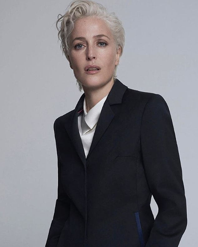 Sizi 51 yaşında olmasına rağmen hala taş gibi olan Gillian Anderson’ın fotoğraflarıyla baş başa bırakıyoruz…