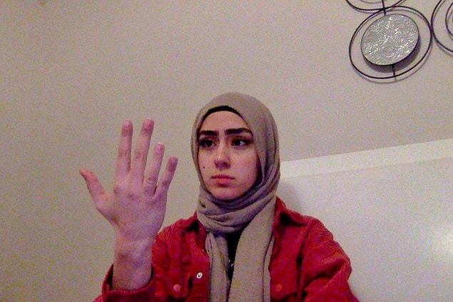 Zahra'nın yüzük ve serçe parmağı aynı boyda olduğu için birçok takipçisi bu durumla dalga geçiyor.