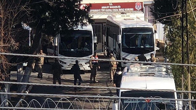 Adalet Bakanlığı, "Kısmi çatlaklar oluşan Adıyaman Cezaevi'ndeki 814 hükümlü ve tutuklu Gaziantep, Şanlıurfa ve Kahramanmaraş’a nakledilmeye başlandı" açıklamasında bulundu.