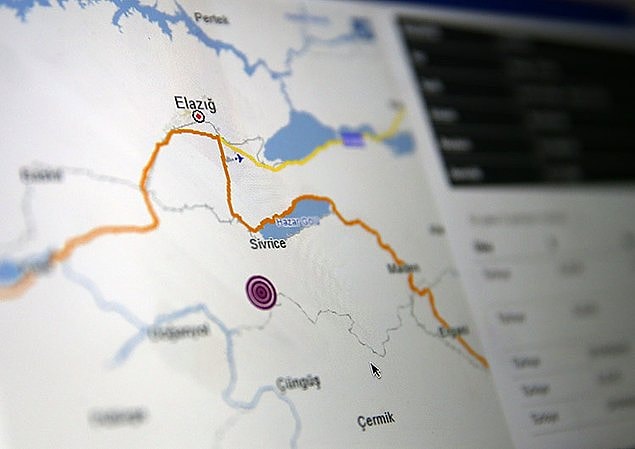 1. Elazığ'ın Sivrice ilçesi merkezli bir deprem meydana geldi. Ölü ve yaralıların olduğu bölgelerde kurtarma çalışmalarına devam ediliyor.