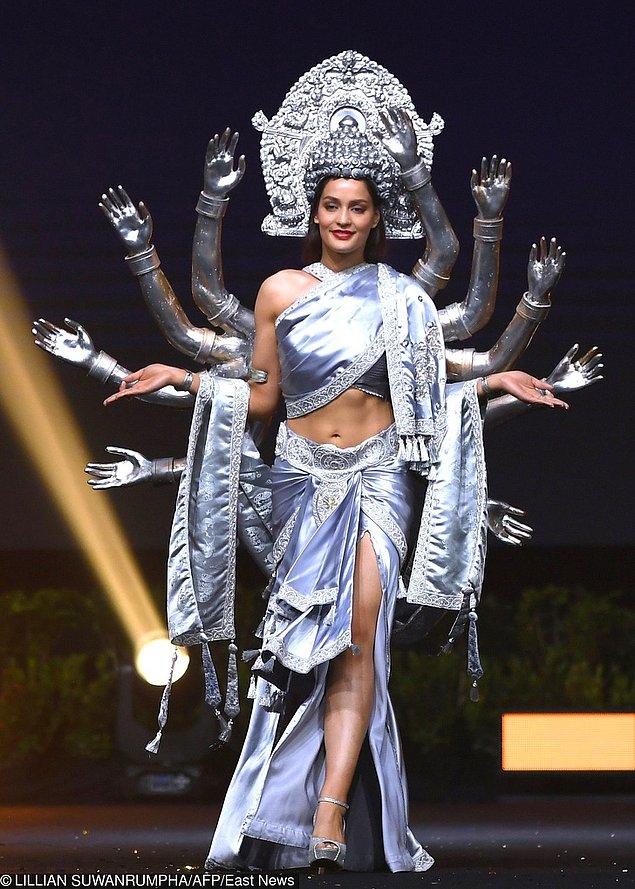8. Nepal güzeli Tanrıça Avalokiteshvara kostümüyle