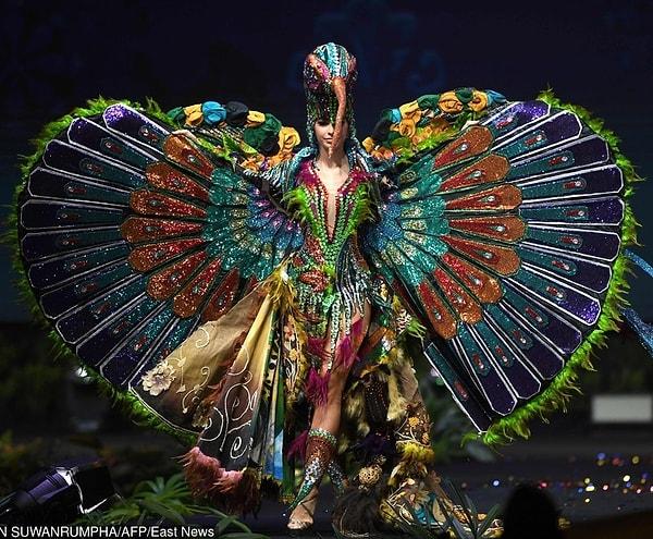 15. Ekvador güzelinin Amazon kuşlarından esinlenilen kostümü