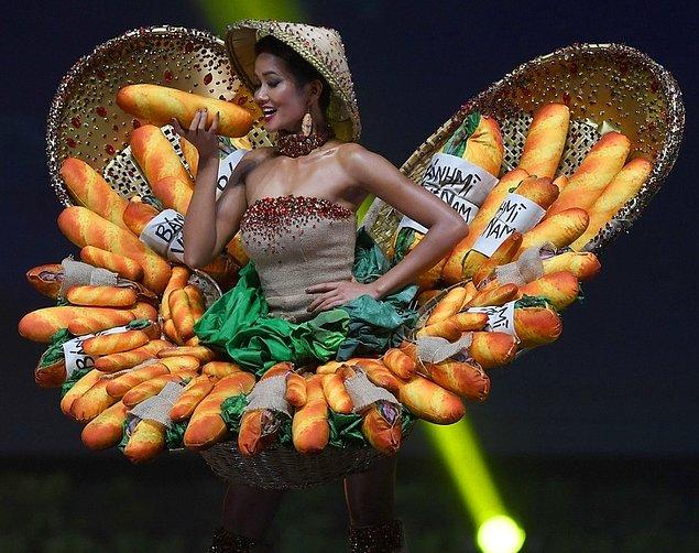 17. Vietnam güzeli, Banh Mi adı verilen geleneksel sandviçlerinden ilham alınan kostümüyle
