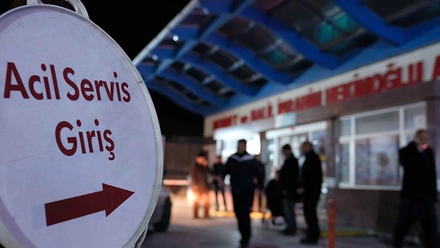 Acil Servis önünde istifra ettiği ve kısa süreli baygınlık geçirdiği öğrenilen Çinli turist, tedavi altına alındı.