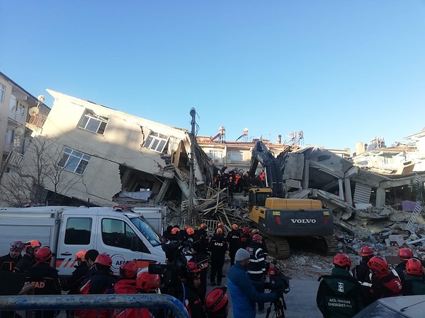 Bir ailenin tüm fertleri enkaz altında kaldı