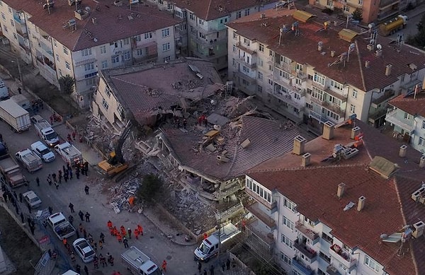 Birbirlerine yüz metre uzaklıkta bulunan Ayken Apartmanı ile Kalay Apartmanı da depremde çöktü