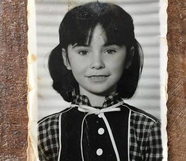 "Fotoğraftaki 3-4 yaşlarımdan kalma, kırılmış bir oyuncak piyano. Küçücükken her bir tuşuna dokunduğumda kendime kocaman dünyalar yaratmayı öğrenmişim. Tabii sonradan bazı objeler sembolikleşebiliyor; annem ve babam bu oyuncağımı hep saklamışlar..."