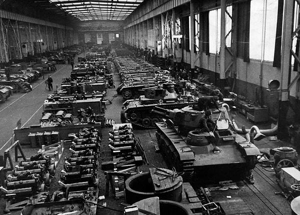 2. İkinci Dünya Savaş sırasında Alman silah fabrikalarında çalışan Çekler bazen silahların şeklini bozarak çalışmalarını engellerlerdi.