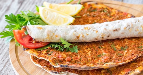 Lahmacun Tarifi: Türk Mutfağının Çıtır Çıtır Lezzeti Lahmacun Nasıl Yapılır?