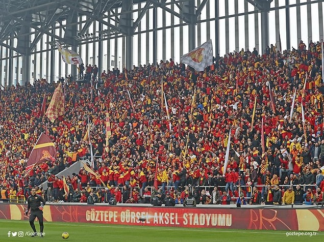 İlk yarıyı ev sahibi 2-1 galip tamamladı.