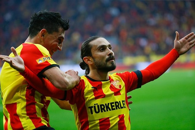 25. dakikada Göztepe 1-0 öne geçti. Sol kanattan Serdar Gürler geldi yerden ortaladı kale sahasında Halil dokundu ve golü attı.