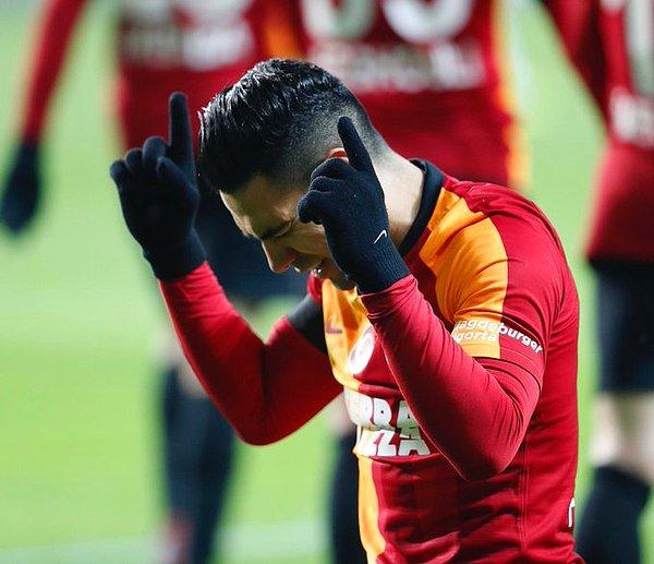 58. dakikada Galatasaray'da sakatlanan Radamel Falcao'nun yerine Adem Büyük oyuna girdi.