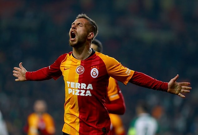 Galatasaray'da sağ kanatta Mariano'nun ön direğe yaptığı ortaya düzgün bir vuruş yapan Adem Büyük, farkı 3'e çıkardı: 0-3.