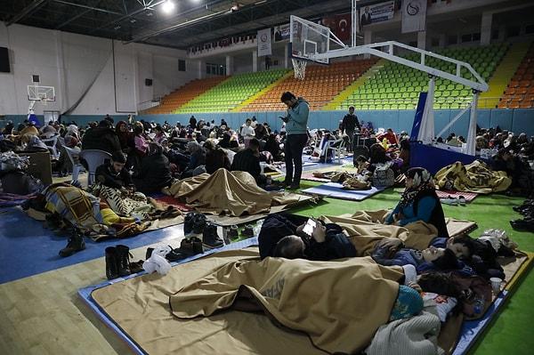 22:30 - Depremzedeler geceyi çadır ve spor salonlarında geçiriyor