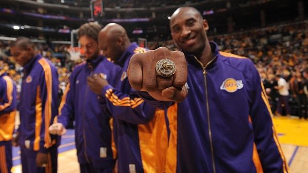 Ayrıca, Kobe 2009-10 sezonunu şampiyon olarak tamamlayarak kariyerinin 5. yüzüğünü elde etti.