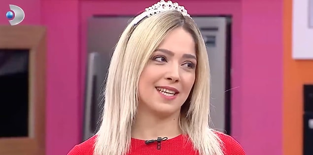 Yeni yarışmacılardan biri olan Ayça gelir gelmez kraliçeliğini ilan etti.