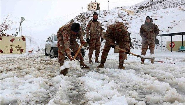 15. Pakistan'daki yoğun kar yağışı sonucu meydana gelen çığ nedeniyle 108 kişi hayatını kaybetti, 176 kişi de yaralandı.