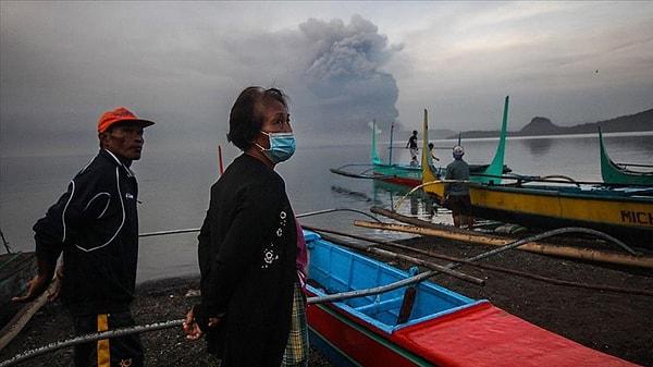 16. Filipinler'de başkent Manila yakınlarındaki Taal Yanardağı'nda patlama meydana geldi, afet bölgesinden tahliye edilen vatandaşların sayısı 82 binin üzerine çıkarken 2 kişinin hayatını kaybettiği bildirildi.