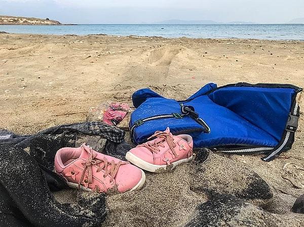18. İzmir'in Çeşme ilçesi açıklarında göçmenleri taşıyan teknenin batması sonucu 8'i çocuk 11 kişi hayatını kaybetti. 8 göçmen ise sahil güvenlik ekiplerince sağ olarak kurtarıldı.
