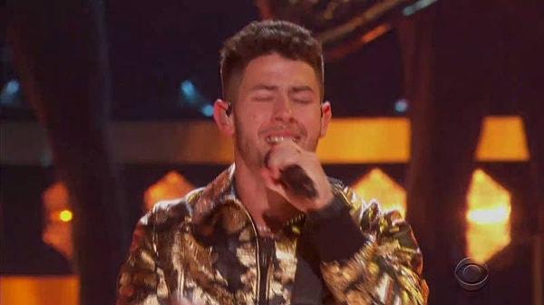 2. Nick Jonas'ın performans sırasında dişinde kalan yemek artığı görüldü.