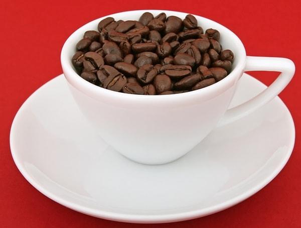 9. Kahve en çok kullanılan keyif verici maddedir. Aslında bir bakıma, aynı kokain gibi bir uyarıcıdır.