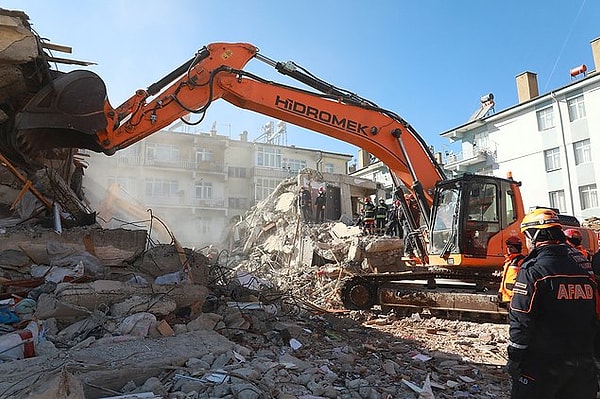 2. Elazığ'da enkaz altındaki son kişi de çıkarıldı. Ekiplerin Sürsürü Mahallesi'ndeki Dilek Apartmanı enkazında kalan son 2 kişinin cansız bedenlerine ulaşmasıyla can kaybı 41'e yükseldi.