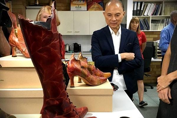 18. Jimmy Choo: İşte stilettoların efendisi. Yüksek topuklar, gösterişli modeller ve seksi siluetler ona emanet.