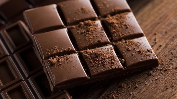 8. Biraz bitter çikolata, isteklerinizi azaltmaya yardımcı olur, çünkü acı tat, iştahınızı azaltmak için vücuda işaret gönderir.