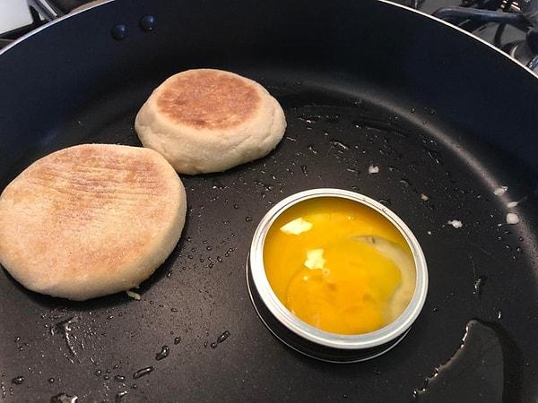 8. Kahvaltılık sandviçleriniz için yuvarlak omlet yapmak isterseniz, cam turşu kavanozu kapaklarını kullanabilirsiniz.