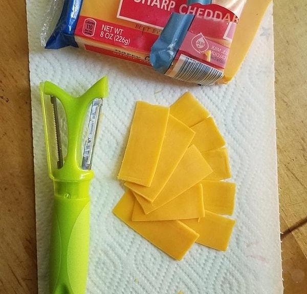16. Sebze soyucuları, daha simetrik peynir dilimleri elde edebilmek için kullanabilirsiniz.