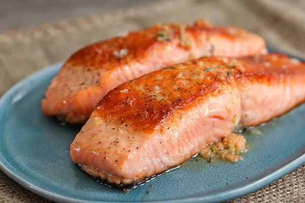 11. Omega-3 yağ asitleri yüksek olan somon balığı gibi balıklar yediğinizde, vücudunuz sisteminizdeki leptin hormonu miktarını arttırır.