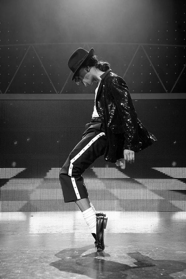 1. Michael Jackson Moonwalk'u ilk kez 1986 yılında yapmıştır.