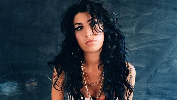 3. Amy Winehouse, 2011 yılında hayata gözlerini yummuştur.