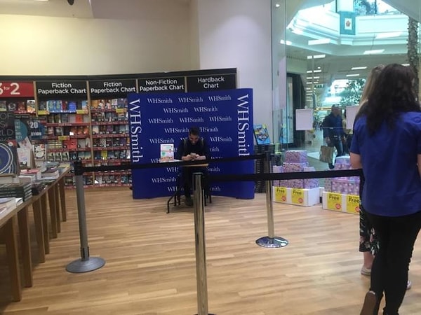 11. Никто не пришел ради его автографа...