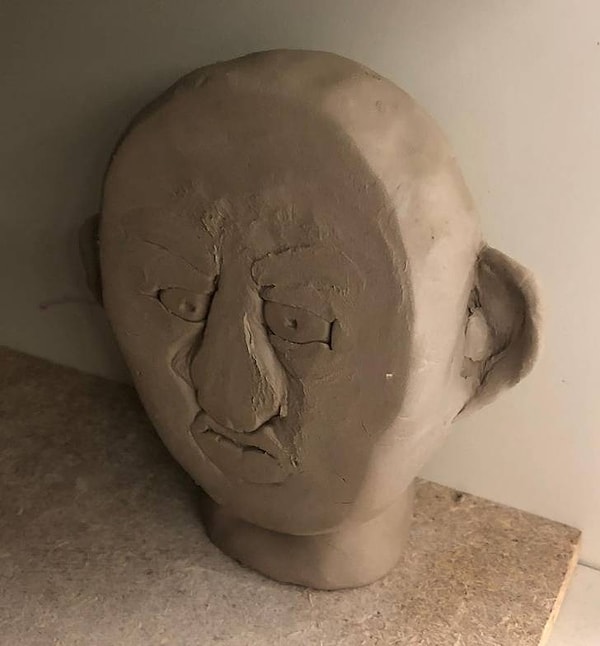 12. «Мой друг почти закончил скульптуру, а потом она упала, и вот».