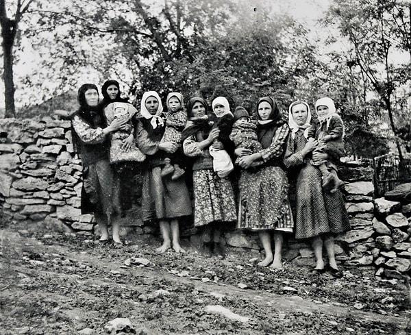 Zaharia Cuşnir (1912-1993), Raut Nehri üzerindeki Climauți köyünde yaşayan Iacov ve Anna Cuşnir’in onaltı çocuğundan en küçüğü.