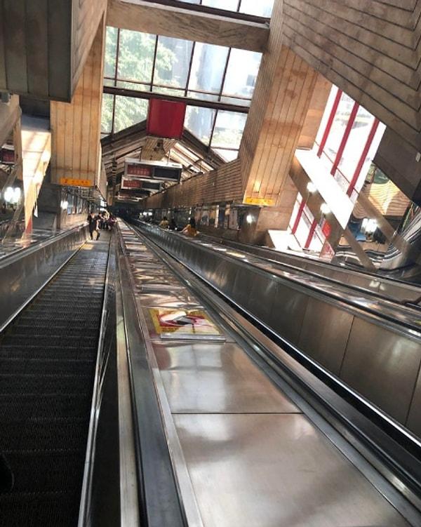 11. Sonsuzluk hissi veren metro istasyonlarındaki yürüyen merdivenler de Çin'de görebileceğiniz şeyler arasında yer alıyor.