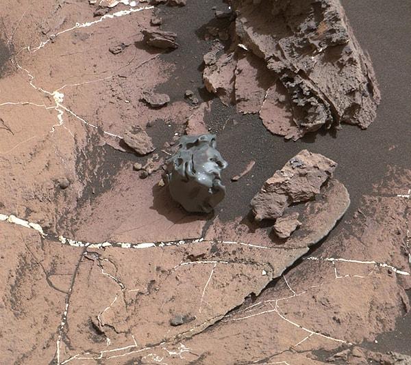 3. 'Curiosity' robotunun Mars'ta bulduğu meteor