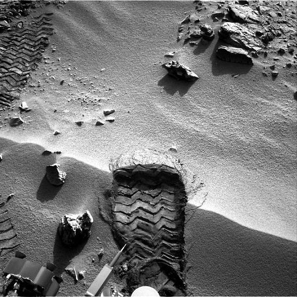 7. Gale Krateri'nde bulunan 'Rocknest'teki tekerlek izi