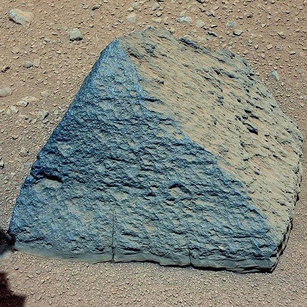 8. Gale Krateri'nde bulunan, piramit şeklindeki kaya