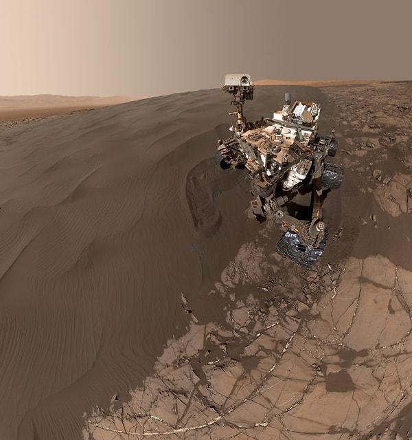 10. 'Curiosity' robotunun selfiesi
