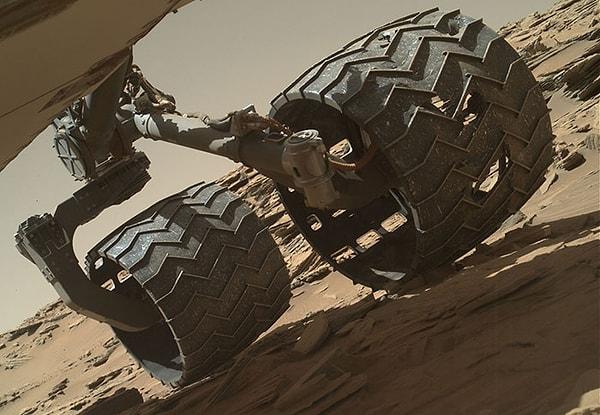 18. 'Curiosity' tekerlerinin rutin muayenesi