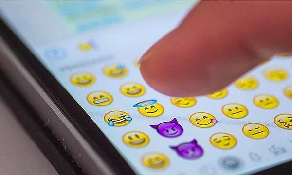 Emoji dünyasına her güncellemeyle bir yenisi eklenirken teknoloji dünyasında yaşayan bizler de tüm derdimizi emojilerle anlatıp kelimeleri kullanmaz olduk.