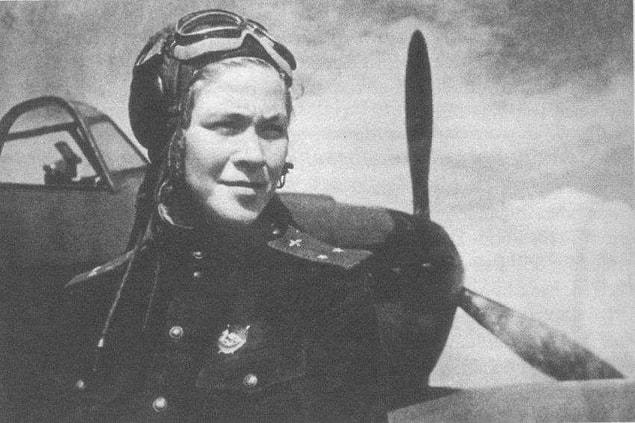 Savaşın en çetin geçmeye başladığı ve Naziler ile Sovyetlerin sıcak çatışmalara girdiği dönemde orduda yer alan Colonel Marina Raskova isimli pilot ülkenin dört bir yanındaki kadınlardan mektup almaya başlar.